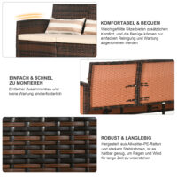 Braunes Rattan-Loungesofa für drei Personen mit Kissen.