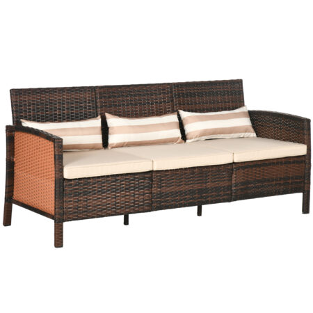 Braunes Rattan-Loungesofa für drei Personen mit Kissen.