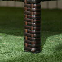 Braunes Rattan-Loungesofa für drei Personen mit Kissen.