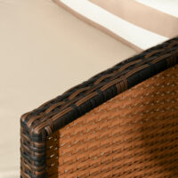 Braunes Rattan-Loungesofa für drei Personen mit Kissen.