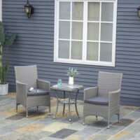 Dreiteiliges Rattan-Gartenmöbel-Set mit Tisch.