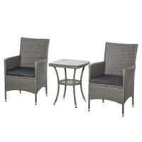 Dreiteiliges Rattan-Gartenmöbel-Set mit Tisch.