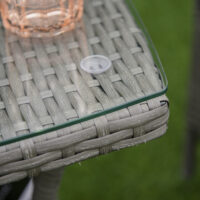 Dreiteiliges Rattan-Gartenmöbel-Set mit Tisch.
