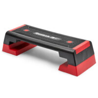 Das Reebok Stepbrett in Schwarz und Rot auf weißem Hintergrund. Die rutschfeste Oberfläche, das markante Design und die Höhenverstellbarkeit machen es ideal für Fitness-Workouts.