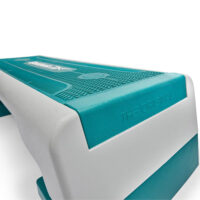 Seitenansicht des weißen und grünen Reebok Stepbretts mit geprägtem Schriftzug „THE ORIGINAL“. Die verstellbaren Standfüße sorgen für verschiedene Trainingshöhen und Stabilität.