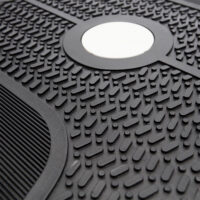 Nahaufnahme der rutschfesten Oberfläche eines Reebok Stepbretts. Die schwarze Struktur mit weißen Markierungen sorgt für Stabilität und besseren Halt während des Trainings.