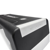 Seitenansicht des schwarzen und weiss Reebok Stepbretts. Das Design mit erhöhten Standfüßen sorgt für Anpassungsfähigkeit und Stabilität bei verschiedenen Fitnessübungen.
