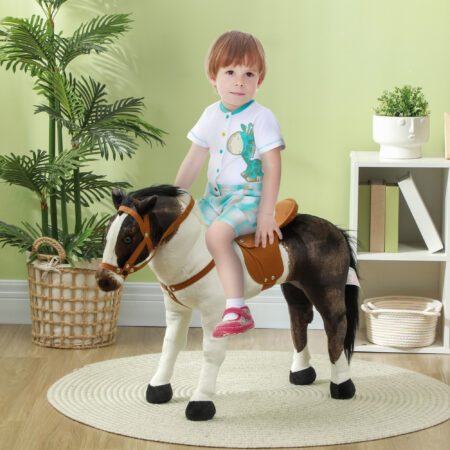 Braun-cremeweisses Reitpferd als Kinderspielzeug mit realistischem Sound, Sattel und Zaumzeug. Ideal für Kinder von 3-8 Jahren, die gerne in Rollenspiele eintauchen und reiten üben.