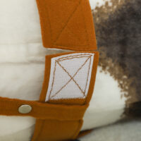 Braun-cremeweisses Reitpferd als Kinderspielzeug mit realistischem Sound, Sattel und Zaumzeug. Ideal für Kinder von 3-8 Jahren, die gerne in Rollenspiele eintauchen und reiten üben.