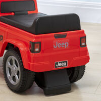 Rotes Rutschauto als Kinderfahrzeug mit Kippschutz und Hupe, bietet sicheren Fahrspass für Kinder ab 18 Monaten.