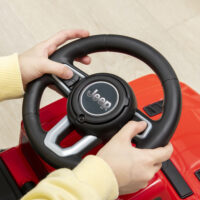 Rotes Rutschauto als Kinderfahrzeug mit Kippschutz und Hupe, bietet sicheren Fahrspass für Kinder ab 18 Monaten.