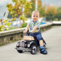 Schwarzes Rutschauto als Kinderfahrzeug mit Kippschutz und integriertem Stauraum, ideal für Kinder von 18-48 Monaten.