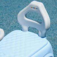 Hellblaues Rutschauto für Kinder mit Kippschutz, kompakt und sicher für kleine Fahrer, Grösse 53x52x35cm.