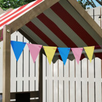 Sandkasten mit Dach und Spielzeug wetterfest aus Holz grau