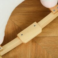 Weisses 2-in-1 Schaukelpferd, das sich dank Rädern auch als Rutschfahrzeug nutzen lässt. Eine vielseitige Kinderschaukel für doppelten Spielspass und Entwicklung der Motorik.