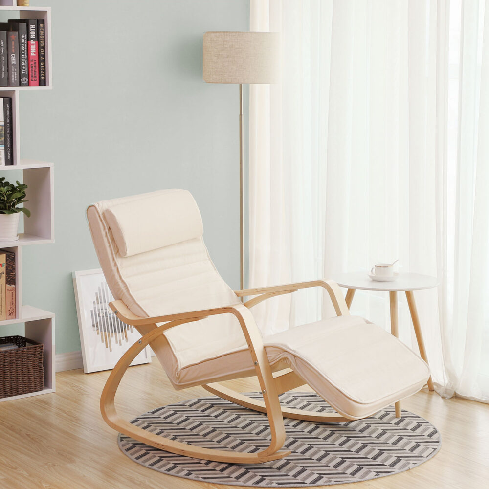 Beige Schaukelstuhl mit Fußstütze, gemütlich und entspannend.