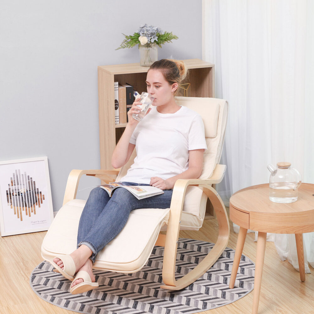Beige Schaukelstuhl mit Fußstütze, gemütlich und entspannend.