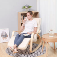 Beige Schaukelstuhl mit Fußstütze, gemütlich und entspannend.