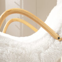 Schaukelstuhl in Wollenoptik, komfortabler Relaxsessel für gemütliche Stunden im Wohnzimmer.