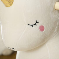 Weisses Schaukeltier in Form eines magischen Einhorns mit Soundeffekten, perfekt für Kinder von 2-4 Jahren. Es bringt Fantasie und Bewegung ins Spielzimmer.