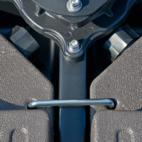 Befüllbarer Schirmständer für Wasser & Sand in Kaffeefarbe.