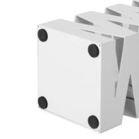 Weißer Schirmständer aus Metall, modern und stabil.