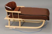 Schlitten mit Winterfusssack & Rückenlehne Braun