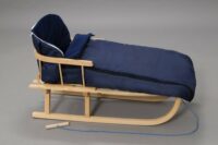 Schlitten mit Winterfusssack & Rückenlehne Dunkelblau