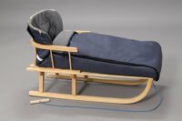 Schlitten mit Winterfusssack & Rückenlehne Grau