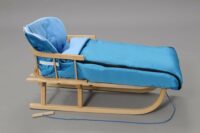 Schlitten mit Winterfusssack & Rückenlehne Hellblau