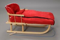 Schlitten mit Winterfusssack & Rückenlehne Rot