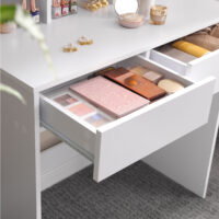 Weißer Schminktisch mit Spiegel, stilvolle Ergänzung für das Schlafzimmer.