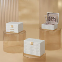 Stilvolle Schmuckbox mit integriertem Spiegel, ideal zur Aufbewahrung von Schmuck – gefertigt aus PU-Leder, MDF, Samt und Glas, Maße 17 × 28 × 20,5 cm.