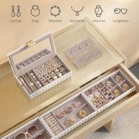 Stilvolle Schmuckbox mit integriertem Spiegel, ideal zur Aufbewahrung von Schmuck – gefertigt aus PU-Leder, MDF, Samt und Glas, Maße 17 × 28 × 20,5 cm.