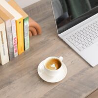 Schreibtisch Computertisch mit Ablagen.