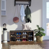 Rustikale Schuhbank mit Sitzpolster und zwei Ablagen. Abnehmbares Kissen und stabiler Stahlrahmen für hohe Belastbarkeit (198 Pfund). Ideal für Flur oder Eingangsbereich. Maße: 80 x 30 x 48 cm, Material: Stahl und Kunstleder.