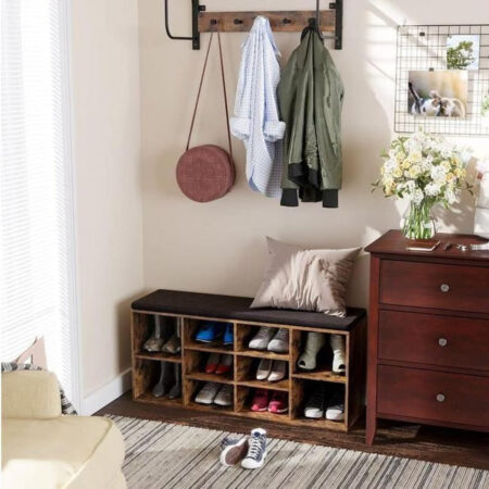 Rustikale Schuhbank mit Sitzpolster und zwei Ablagen. Abnehmbares Kissen und stabiler Stahlrahmen für hohe Belastbarkeit (198 Pfund). Ideal für Flur oder Eingangsbereich. Maße: 80 x 30 x 48 cm, Material: Stahl und Kunstleder.