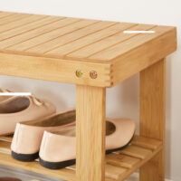 Bambus-Schuhregal mit Sitzbank – Stabil und umweltfreundlich. Bietet Platz für Schuhe und dient als bequeme Sitzgelegenheit. Maße: 70 x 28 x 45 cm, max. Tragfähigkeit: 120 kg. Inklusive Zubehörbeutel und Anleitung.