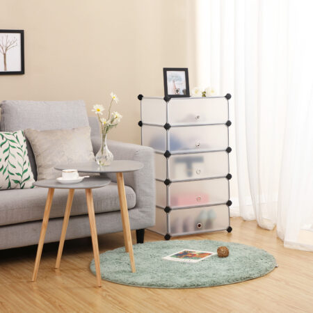 Weißes Schuhregal mit zehn Fächern für eine übersichtliche Schuhaufbewahrung.