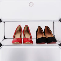 Weißes Schuhregal mit zehn Fächern für eine übersichtliche Schuhaufbewahrung.