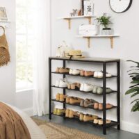 Offenes Schuhregal mit vier Ablagen im Industrial Design aus Holz und Metall.