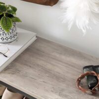 Offenes Schuhregal mit vier Ablagen im Industrial Design aus Holz und Metall.
