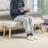 Cremefarbene Sitzbank in Leinenoptik mit stabilen Holzbeinen, Masse 120x41x43cm. Eine klassische und zeitlose Sitzgelegenheit.