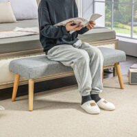 Graue Sitzbank in Leinenoptik mit stabilen Holzbeinen, Masse 120x41x43cm. Passt sich vielen Einrichtungsstilen an.