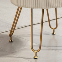 Cremeweisse runde Polsterbank mit integriertem Stauraum, 2-in-1 Design, perfekt als zusätzliche Sitzgelegenheit und clevere Aufbewahrungslösung im Wohnzimmer oder Schlafzimmer.