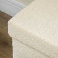 Cremeweisse faltbare Sitzbank mit luxuriöser Samtoptik und viel Stauraum, eine vielseitige und platzsparende Ergänzung für jeden Raum.