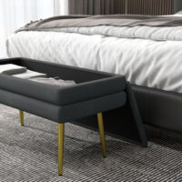 Graue Sitzbank in Samtoptik mit Stauraum, Masse 79.5x37.5x43cm. Eine platzsparende und stilvolle Sitzgelegenheit.