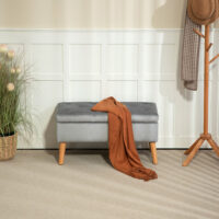 Graue Sitzbank mit stilvoller Samtoptik, integriertem Stauraum und Beinen aus massivem Gummiholz, perfekt für moderne Wohnräume.