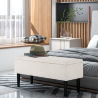 Cremefarbene Sitzbank in Samtoptik mit Stauraum, ideal für das Wohnzimmer. Eine helle und einladende Bereicherung.