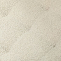 Runde cremeweisse Sitzbank mit weicher Kaschmiroptik-Polsterung und stabilem Holzrahmen, bietet eleganten Stauraum.